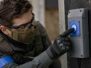 Joueur Airsoft validant un objectif DCS bleu