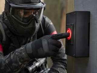 Joueur Airsoft activant une borne DCS rouge