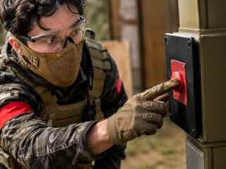 Joueur Airsoft validant un objectif DCS rouge
